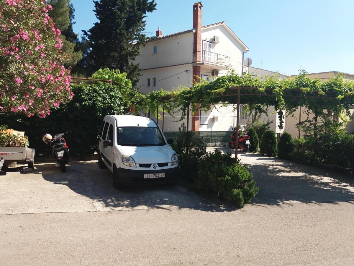 Apartment Viktoria Primosten Exterior photo